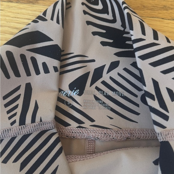 Aire L eaf Print Leggings - Picture 3 of 4